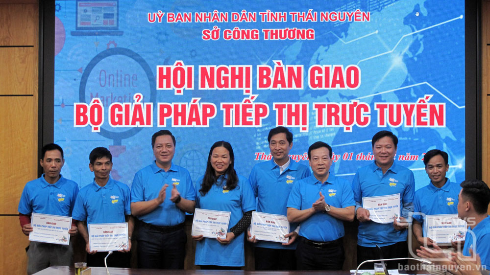 Sở Công Thương hỗ trợ, bàn giao 14 bộ giải pháp kinh doanh trực tuyến cho các doanh nghiệp, hợp tác xã trên địa bàn tỉnh.