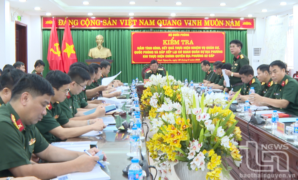 Các đại biểu dự chương trình làm việc.