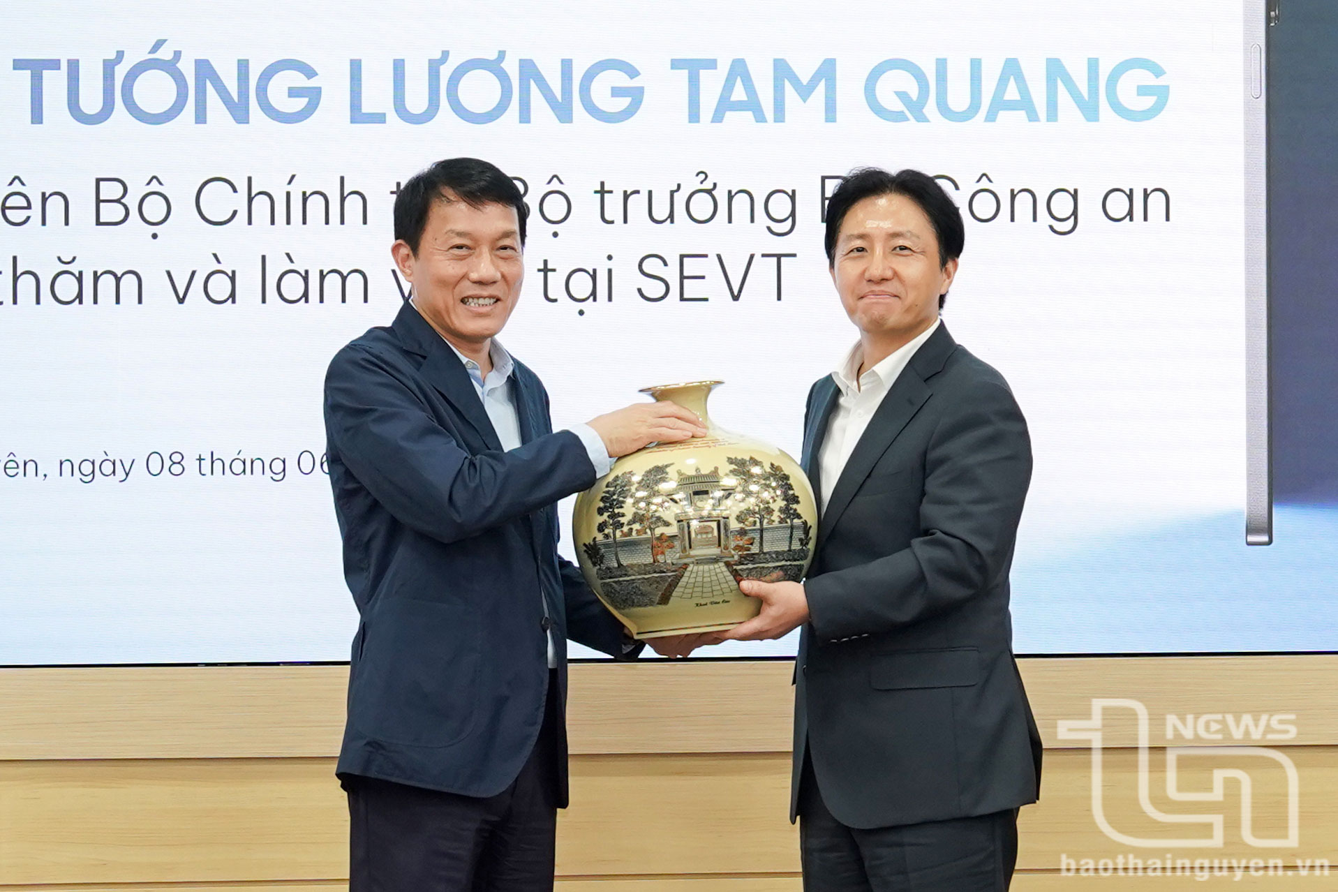 Đại tướng Lương Tam Quang, Uỷ viên Bộ Chính trị, Bộ Trưởng Bộ Công an tặng quà lưu niệm cho Lãnh đạo SEVT.