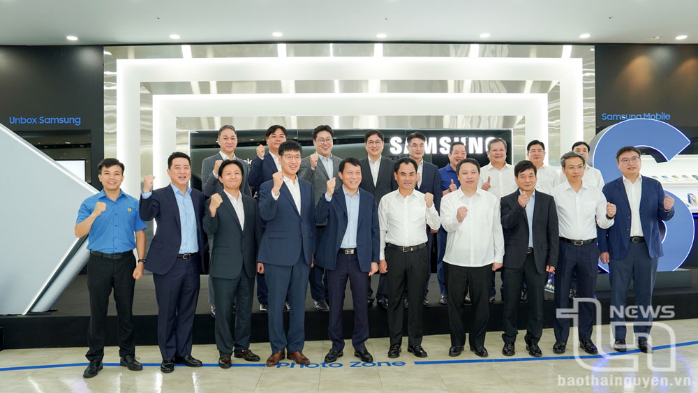 Các đại biểu chụp ảnh lưu niệm.