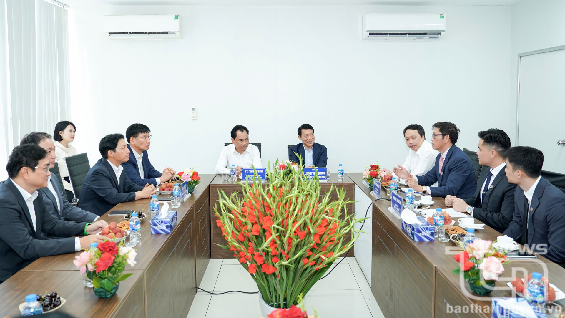 Bộ trưởng và Đoàn công tác đã đến thăm, động viên lãnh đạo, nhân viên Công ty TNHH Vina Technology