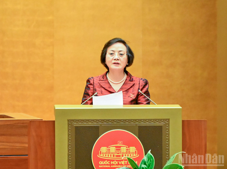 Bộ trưởng Nội vụ Phạm Thị Thanh Trà trình bày báo cáo tiếp thu, giải trình và hoàn thiện dự thảo Luật trước khi Quốc hội bấm nút thông qua. (Ảnh: DUY LINH)
