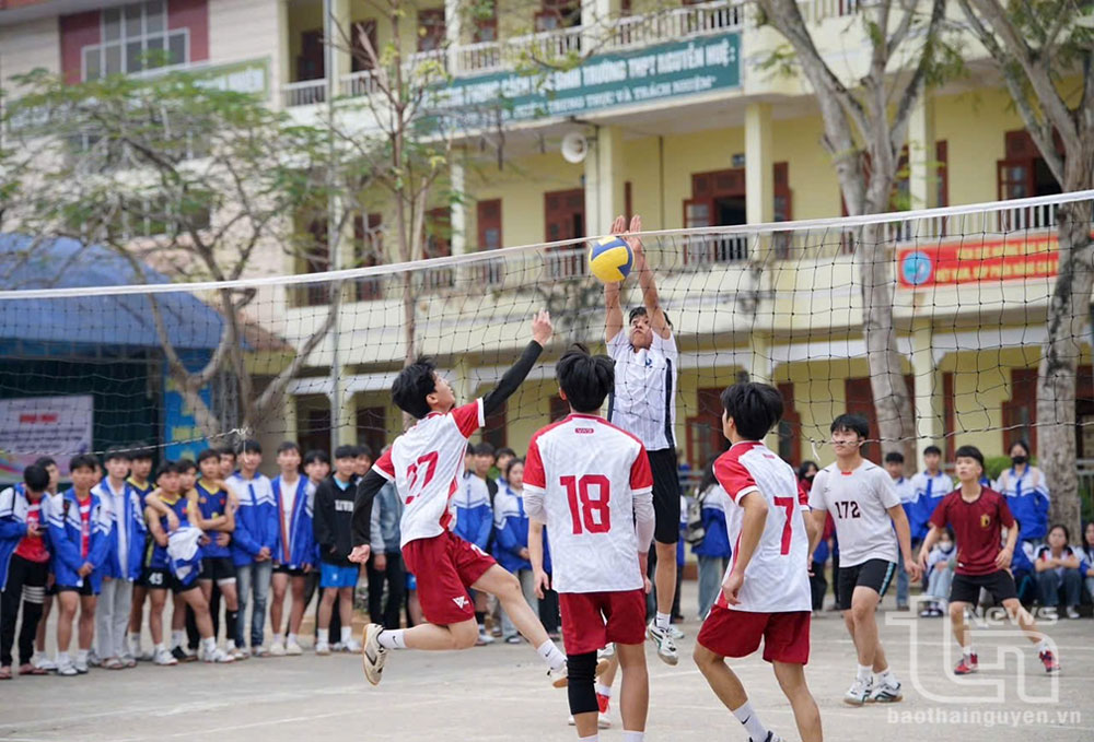 Các em học sinh được kết nạp Đảng đều có thành tích tốt trong học tập, là nhân tố nổi bật trong các hoạt động của trường, lớp, địa phương... Trong ảnh: Học sinh Trường THPT Nguyễn Huệ tham gia giải báo chuyền do Đoàn trường tổ chức.
