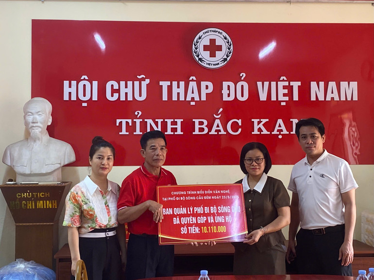 Ban Quản lý Phố đi bộ Sông Cầu trao biểu trưng giá trị tiền ủng hộ.