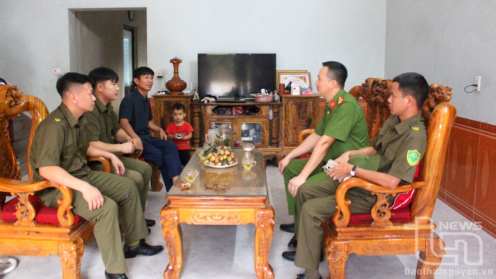 Công an xã Điềm Thụy (Phú Bình) thường xuyên duy trì trao đổi thông tin, phối hợp tuần tra kiểm soát và hỗ trợ kỹ thuật cho các tổ an ninh tự quản tại từng xóm, giúp phát hiện nhanh các sự việc bất thường qua hình ảnh camera.