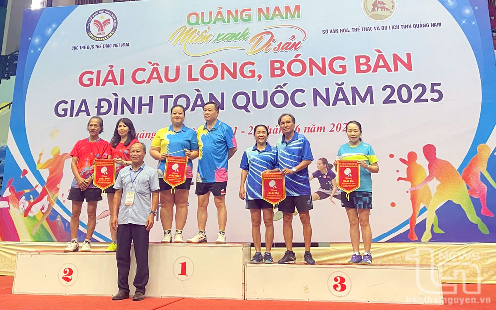 Vận động viên Phan Thị Vân Anh và Đàm Đình Hiền của Đoàn Thái Nguyên xuất sắc giành giải Nhất ở nội dung Đôi vợ - chồng nhóm 1.