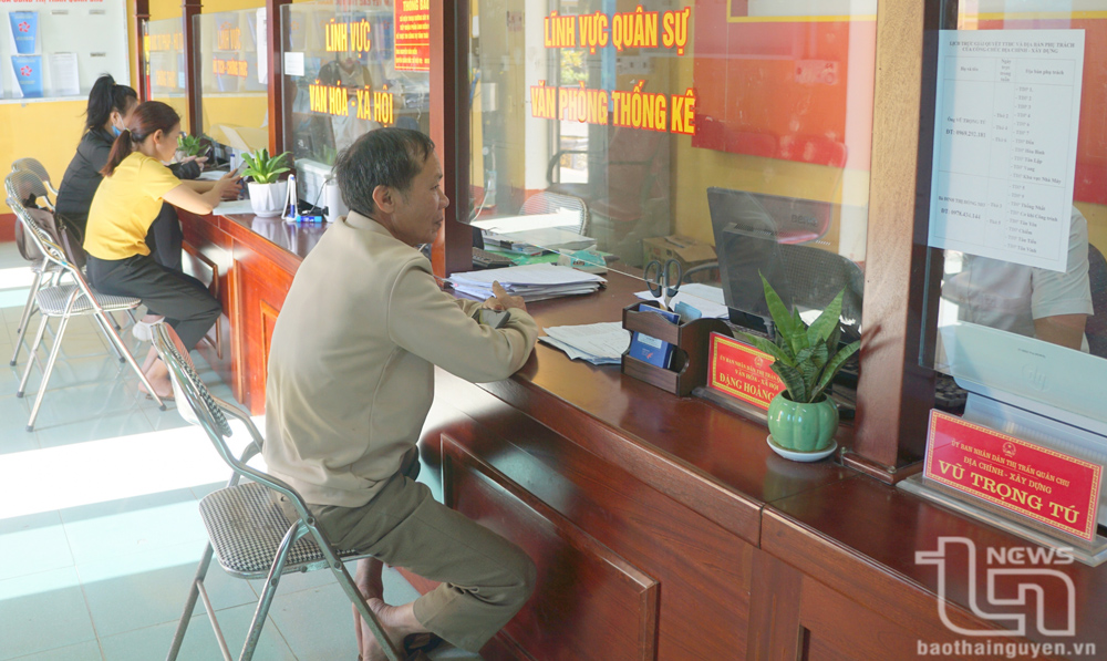 Trong quá trình vận hành thử nghiệm bộ máy chính quyền cấp xã mới, việc giải quyết thủ tục hành chính cho người dân, doanh nghiệp vẫn được tiến hành thông suốt. Trong ảnh: Người dân đến giải quyết thủ tục hành chính tại xã Quân Chu mới.