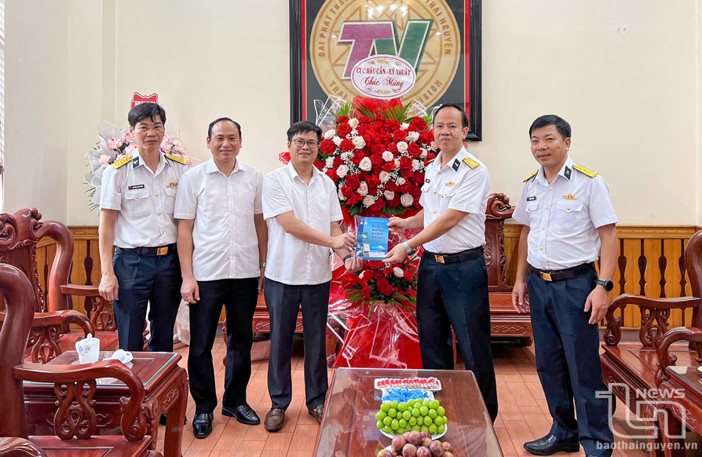 Đại tá Vũ Tiến Dũng, Phó Chủ nhiệm Chính trị Cục Hậu cần - Kỹ thuật Hải quân tặng hoa, tài liệu tuyên truyền về nhiệm vụ bảo vệ chủ quyền biển đảo cho Đài Phát thanh - Truyền hình Thái Nguyên.