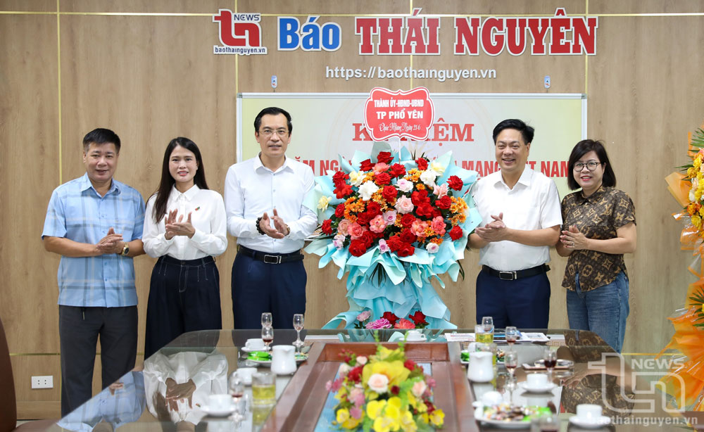 Lãnh đạo TP. Phổ Yên tặng hoa chúc mừng Báo Thái Nguyên.