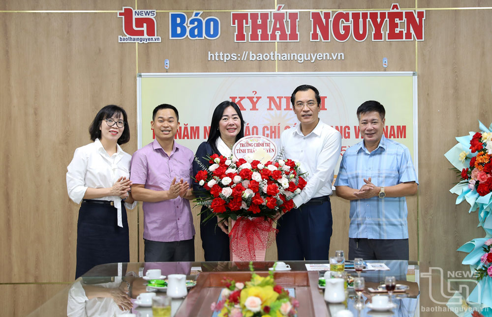 Lãnh đạo Trường Chính trị tỉnh tặng hoa chúc mừng Báo Thái Nguyên.