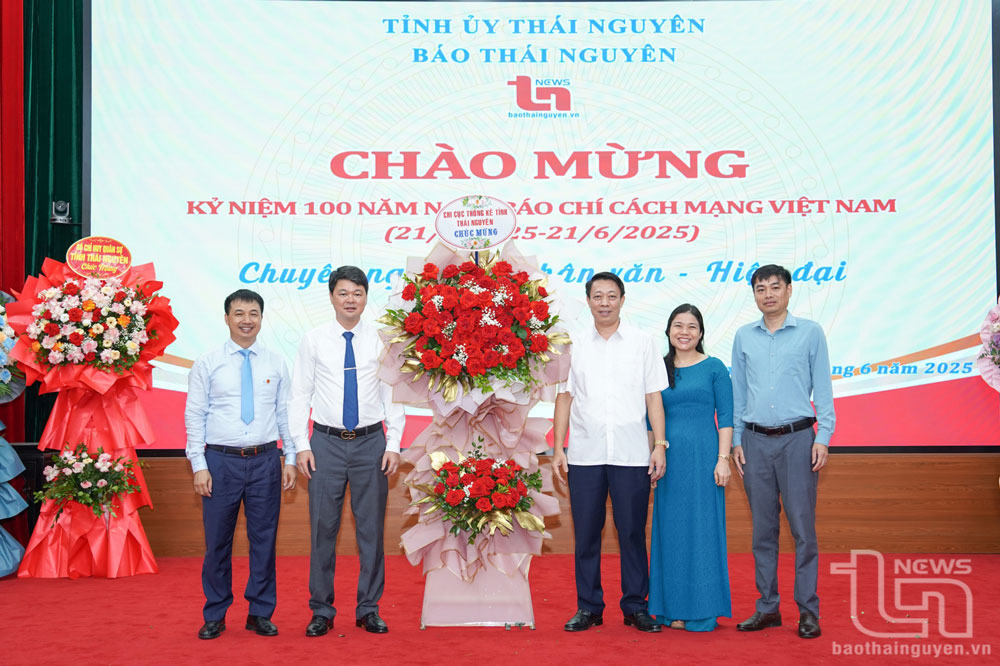 Các đoàn chúc mừng Báo Thái Nguyên.