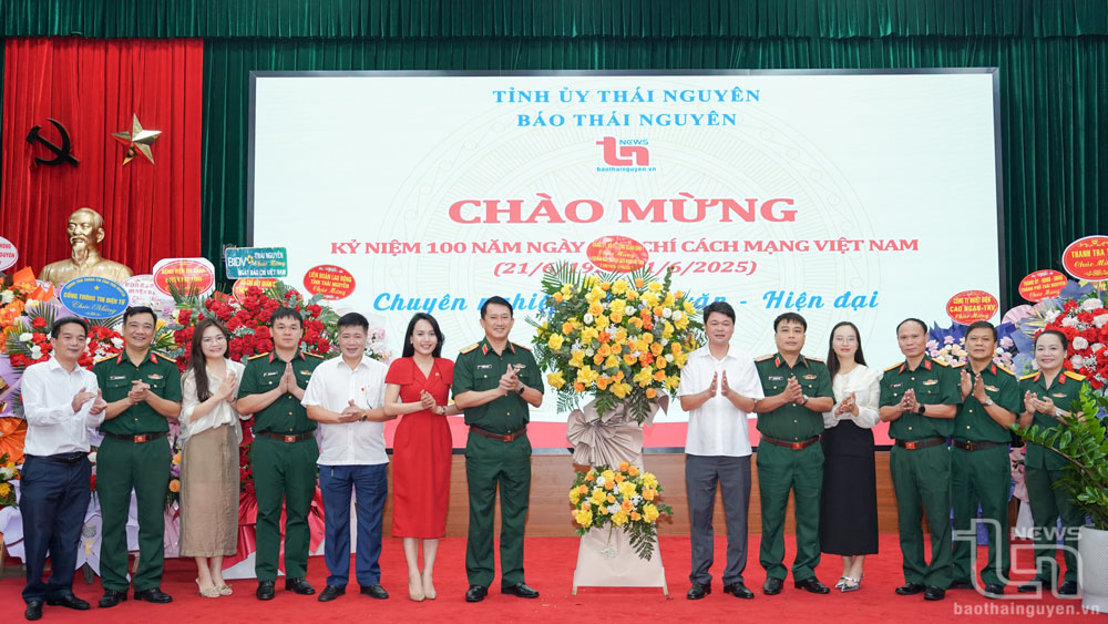 Thiếu tướng La Công Phương, Chính ủy Quân khu 1 cùng đoàn tặng hoa chúc mừng Báo Thái Nguyên.