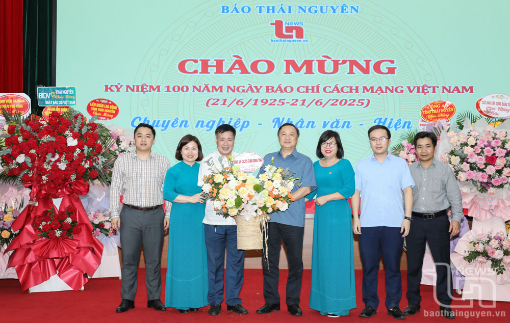 Lãnh đạo Đảng ủy Các cơ quan Đảng tỉnh Thái Nguyên chúc mừng