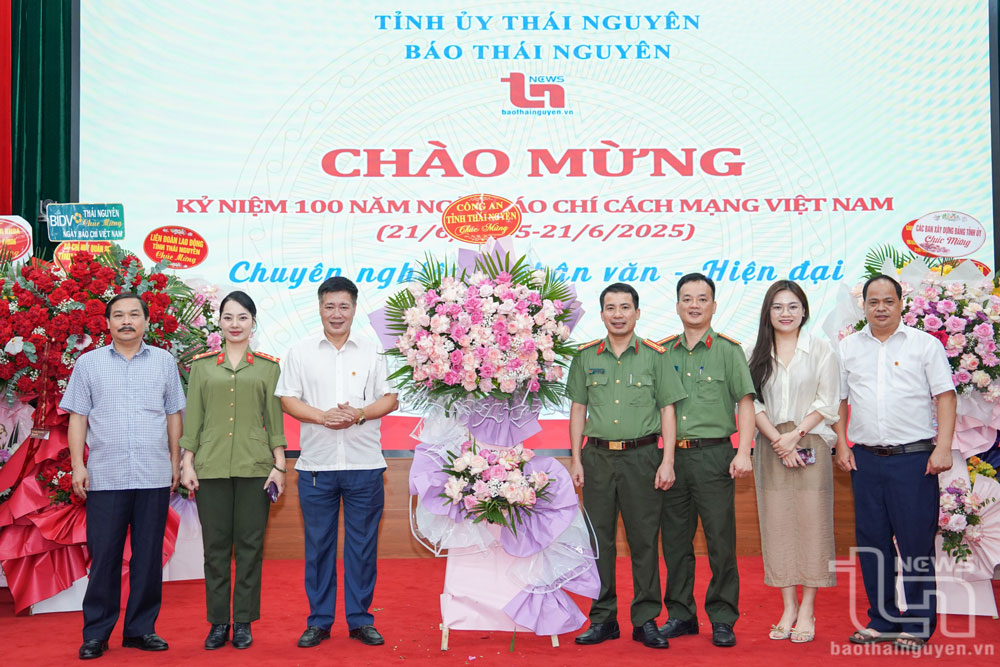 Các đoàn chúc mừng Báo Thái Nguyên.