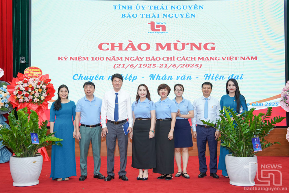 Các đoàn chúc mừng Báo Thái Nguyên.