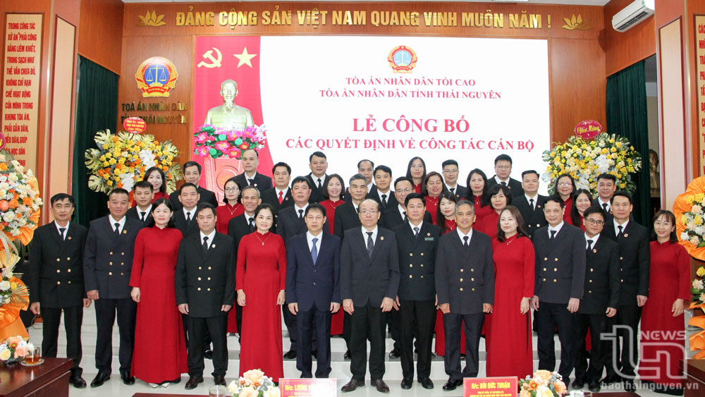 Đồng chí Bùi Đức Thuận, Chánh án Tòa án nhân dân tỉnh Thái Nguyên và đồng chí Lương Văn Cường, Chánh án Tòa án nhân dân tỉnh Bắc Kạn chụp ảnh lưu niệm cùng các đồng chí mới được bổ nhiệm.