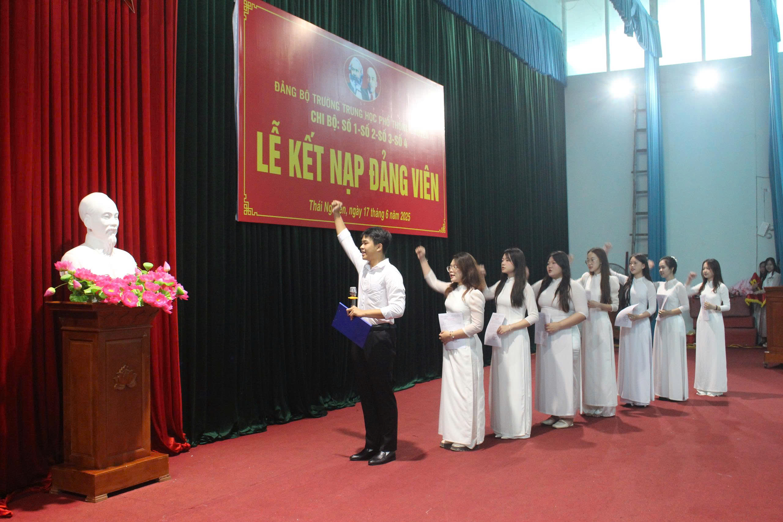Trường THPT Chuyên Thái Nguyên kết nạp 29 đảng viên mới là học sinh