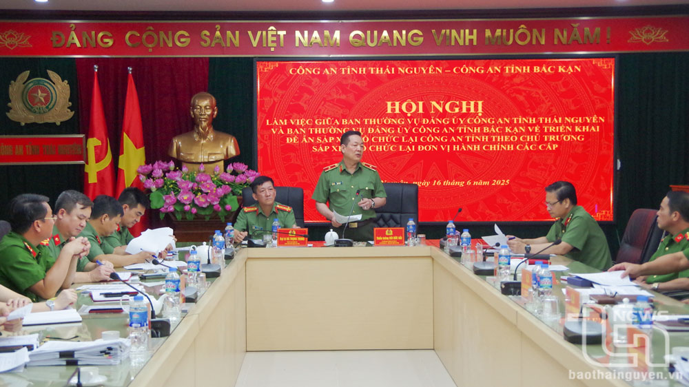Thiếu tướng Bùi Đức Hải, Ủy viên Ban Thường vụ Tỉnh ủy, Bí thư Đảng ủy, Giám đốc Công an tỉnh Thái Nguyên phát biểu tại buổi làm việc giữa Ban Thường vụ Đảng ủy Công an 2 tỉnh Thái Nguyên - Bắc Kạn (ngày 16/6/2025).