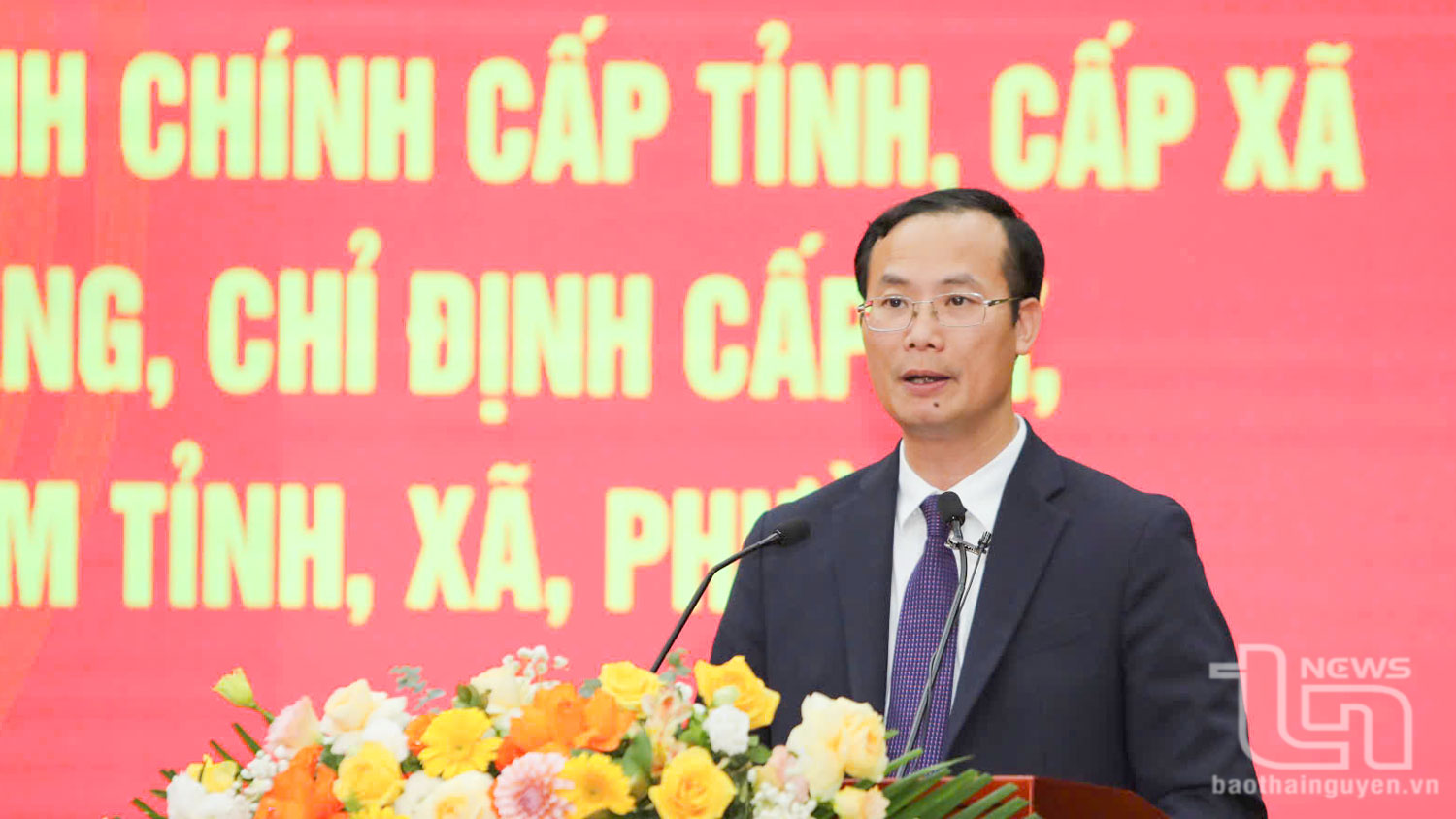 Phó Chủ nhiệm Văn phòng Chính phủ Đỗ Ngọc Huỳnh công bố các nghị quyết, quyết định của Trung ương.