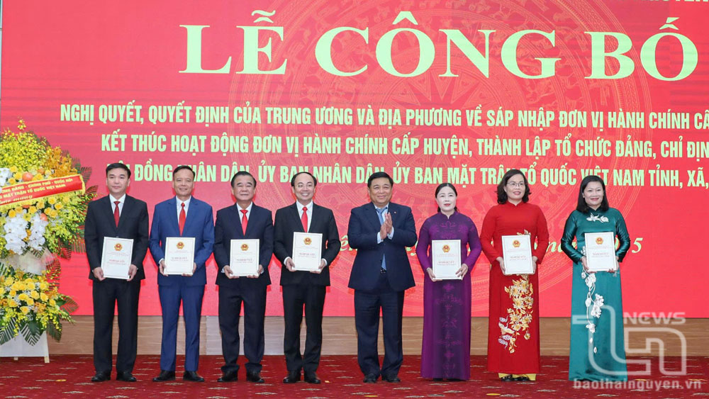 Phó Thủ tướng Nguyễn Chí Dũng trao các Nghị quyết của Ủy ban Thường vụ Quốc hội về việc chỉ định Chủ tịch, Phó Chủ tịch HĐND tỉnh Thái Nguyên; Lãnh đạo Đoàn đại biểu Quốc hội tỉnh Thái Nguyên.