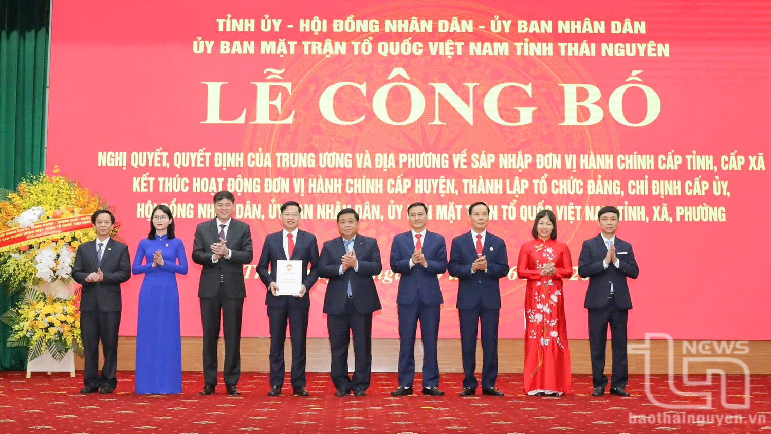 Phó Thủ tướng Nguyễn Chí Dũng trao Quyết định của Ủy ban Trung ương Mặt trận Tổ quốc Việt Nam về việc thành lập Ủy ban Mặt trận Tổ quốc Việt Nam tỉnh Thái Nguyên