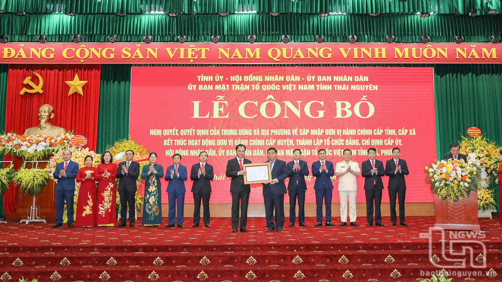 Phó Thủ tướng Chính phủ Nguyễn Chí Dũng trao Nghị quyết của Quốc hội về việc sắp xếp đơn vị hành chính cấp tỉnh Thái Nguyên.