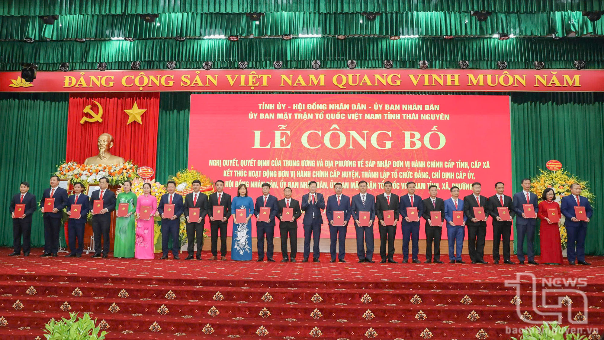 Các đồng chí Thường trực Tỉnh ủy Thái Nguyên trao các quyết định của Ban Chấp hành Đảng bộ tỉnh Thái Nguyên về thành lập đảng bộ các xã, phường.