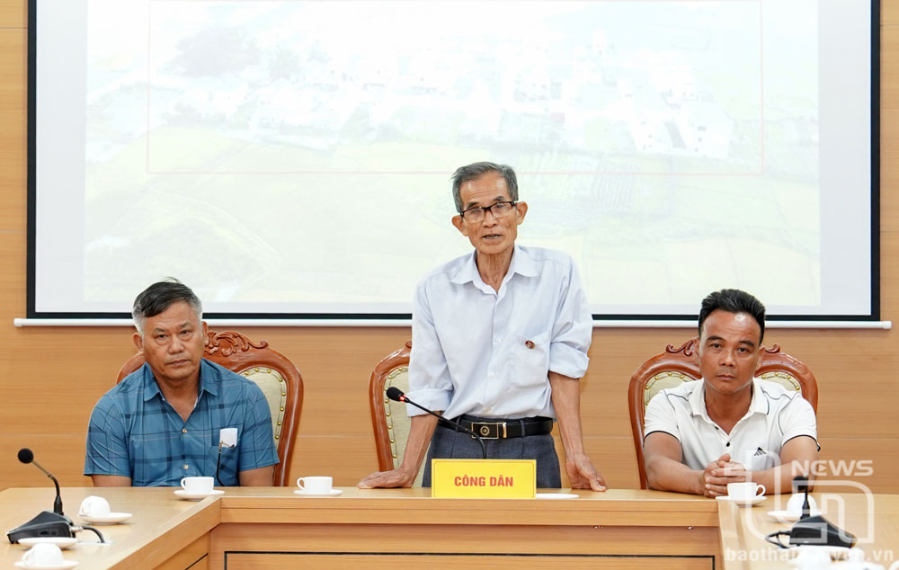 Các công dân tại buổi tiếp.