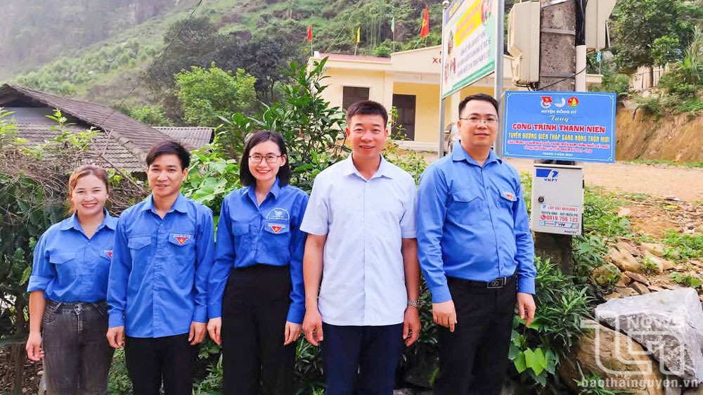 Trao tặng 'Tuyến đường điện thắp sáng' cho xóm Lân Đăm
