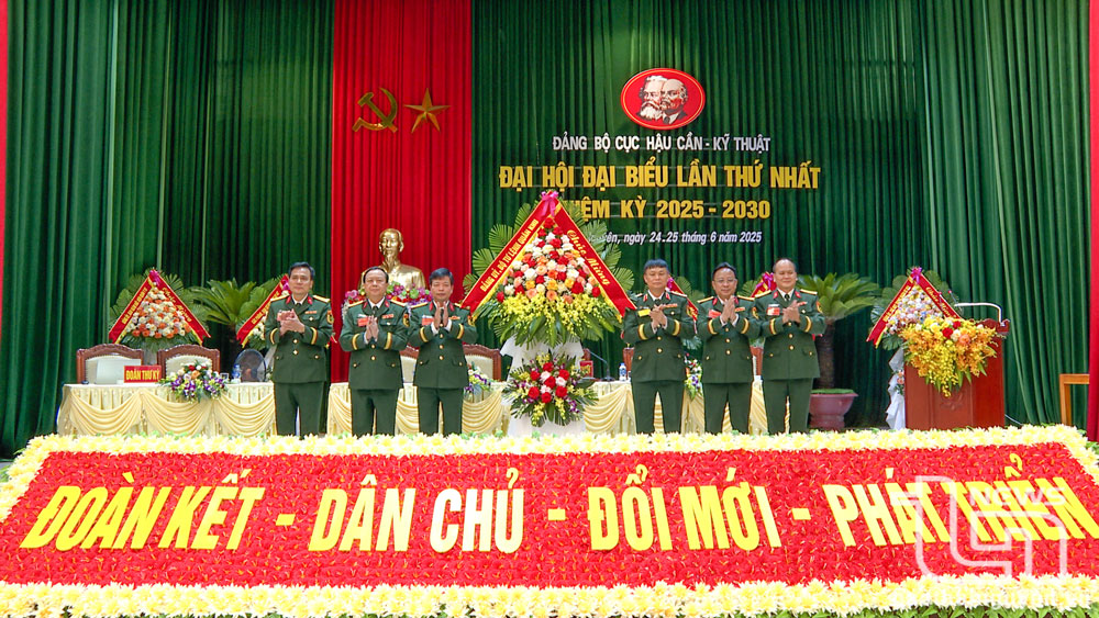 Lãnh đạo Bộ Tư lệnh Quân khu 1 tặng hoa chúc mừng Đại hội.