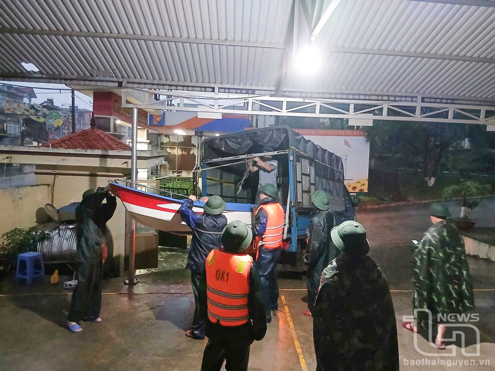 Ngay từ rạng đêm 20, rạng sáng 21-6, Ban CHQS các thành phố Thái Nguyên, Sông Công, Phổ Yên và huyện Đại Từ, Đồng Hỷ… đã nhanh chóng huy động lực lượng, phương tiện đến những nơi nhân dân bị ngập lụt, cô lập để nhanh chóng di dời tài sản, đưa người dân đến nơi an toàn.