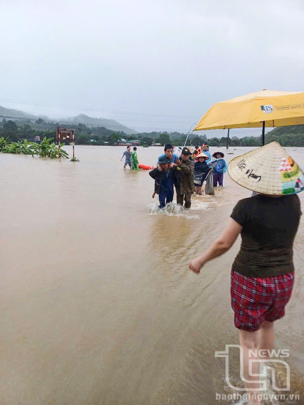Lực lượng Quân đội hỗ trợ di chuyển người dân xã An Khánh (Đại Từ) đến nơi an toàn.