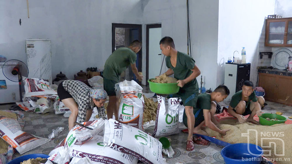 Lực lượng thuộc Bộ Chỉ huy Quân sự tỉnh Thái Nguyên hỗ trự người dân di dời tài sản.