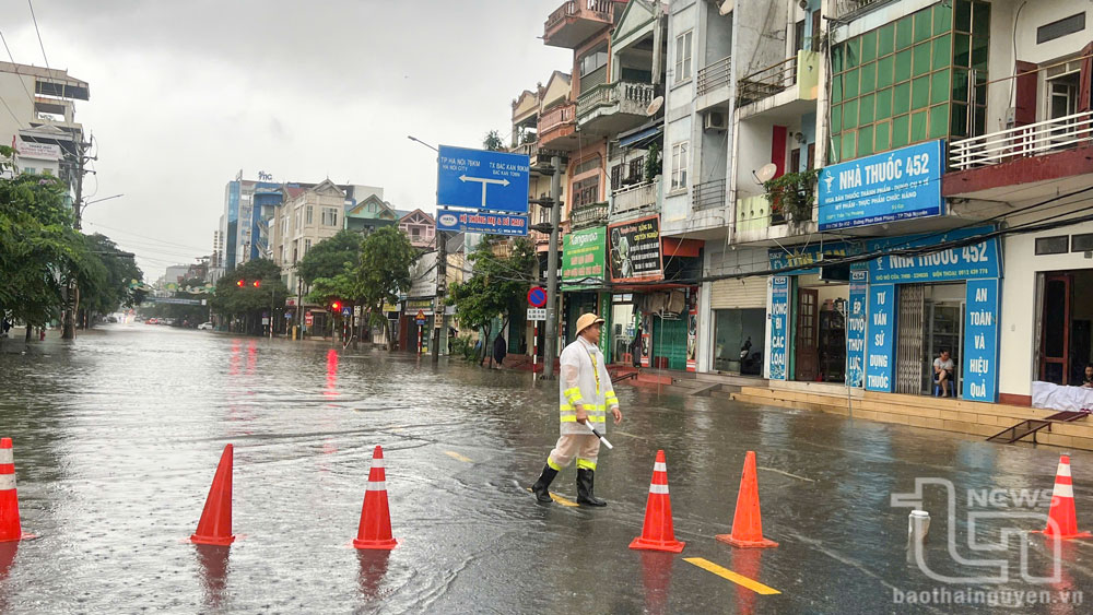 Lực lượng Cảnh sát Giao thông Công an tỉnh Thái Nguyên dầm mưa phân luồng giao thông.