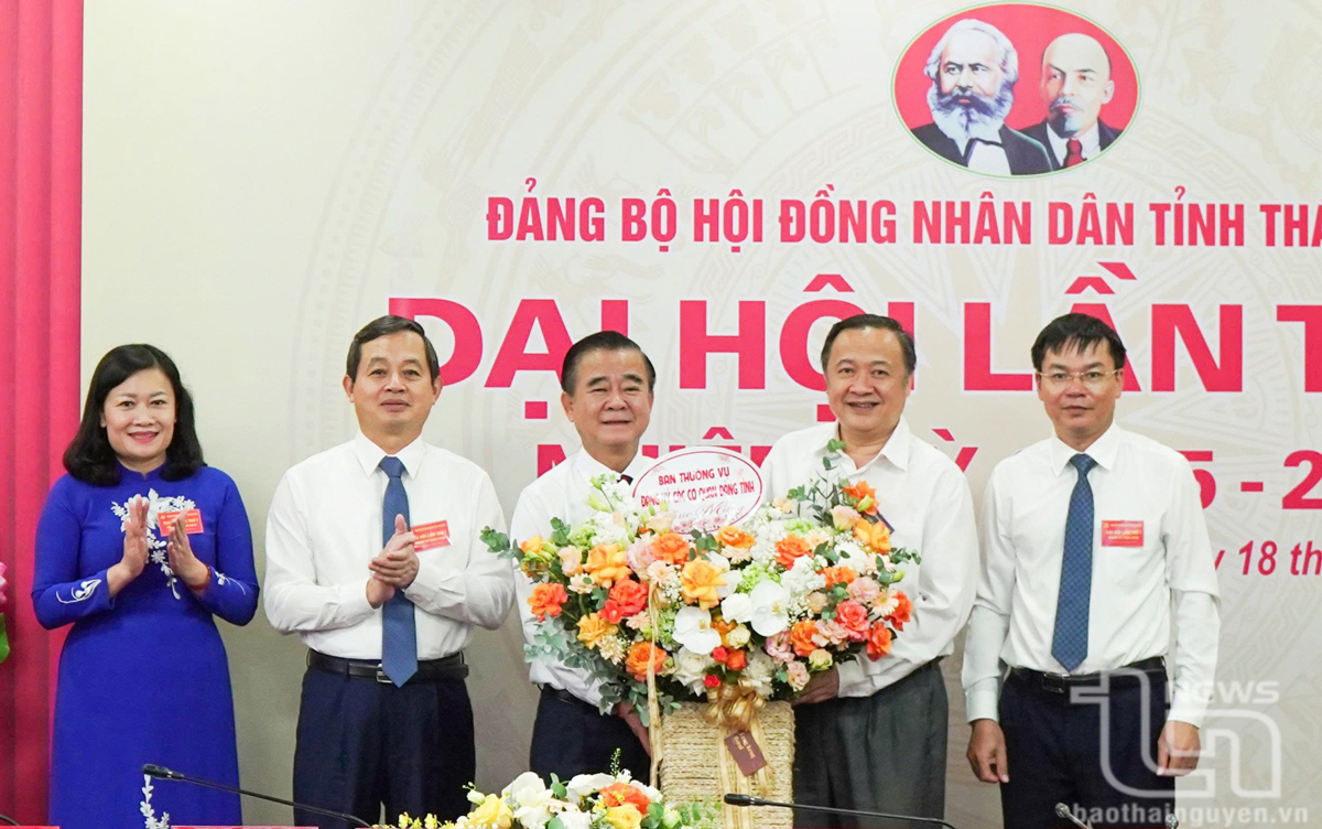 Lãnh đạo Đảng ủy Các cơ quan đảng tỉnh chúc mừng Đại hội.