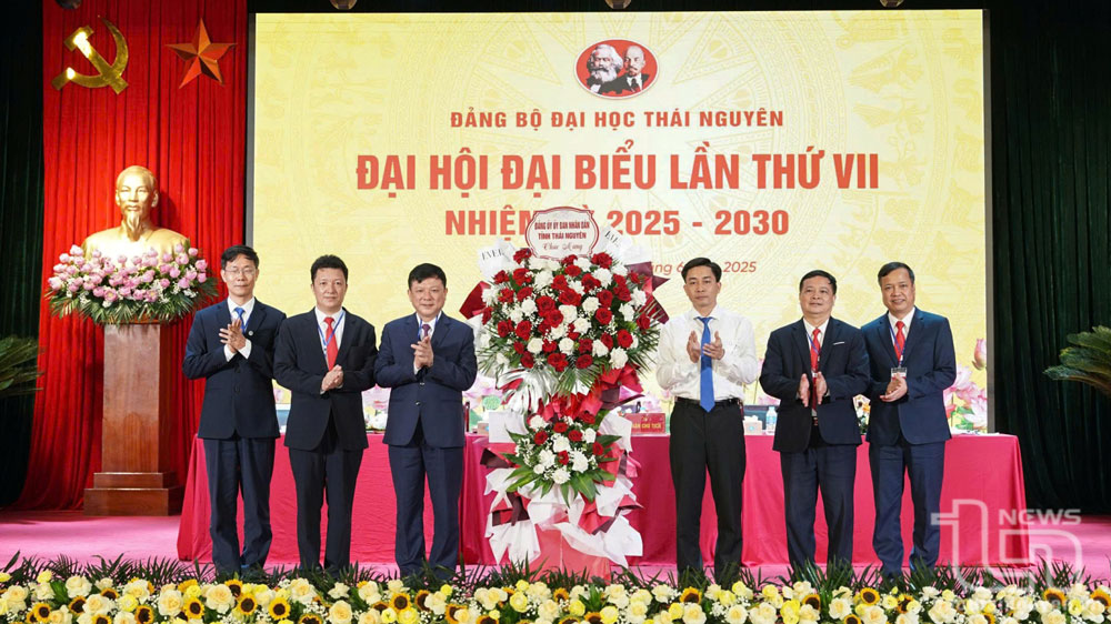 Lãnh đạo Đảng ủy UBND tỉnh Thái Nguyên chúc mừng Đại hội.