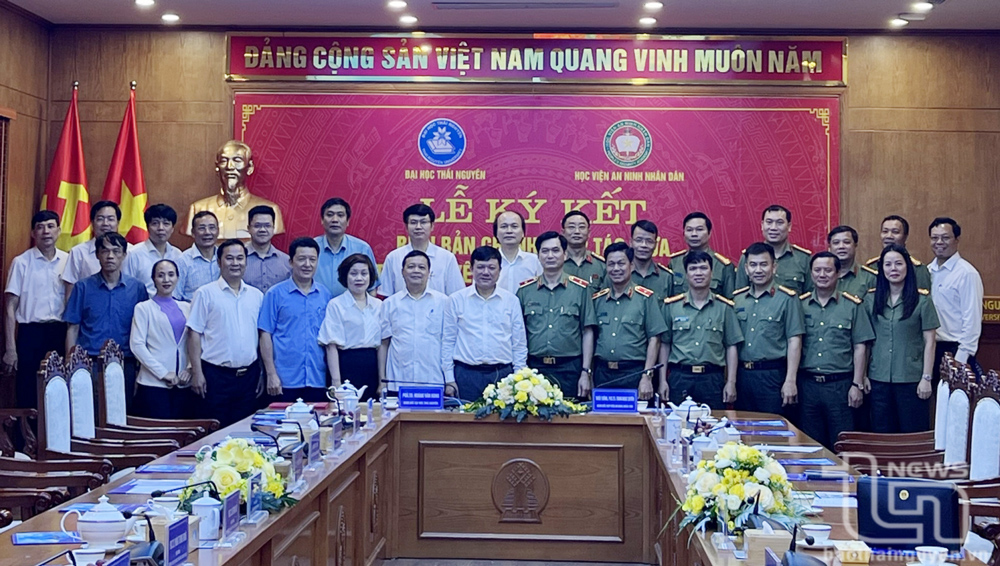 Các đại biểu chụp ảnh lưu niệm.