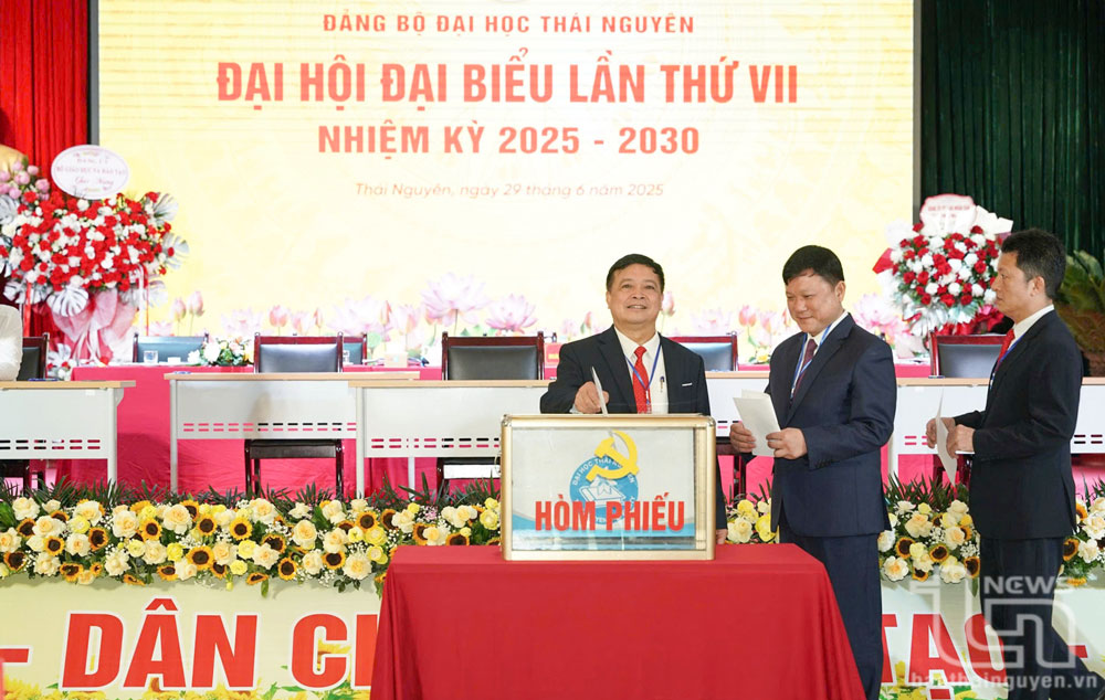 Đại biểu bỏ phiếu bầu Ban Chấp hành Đảng bộ Đại học Thái Nguyên, nhiệm kỳ 2020-2025.