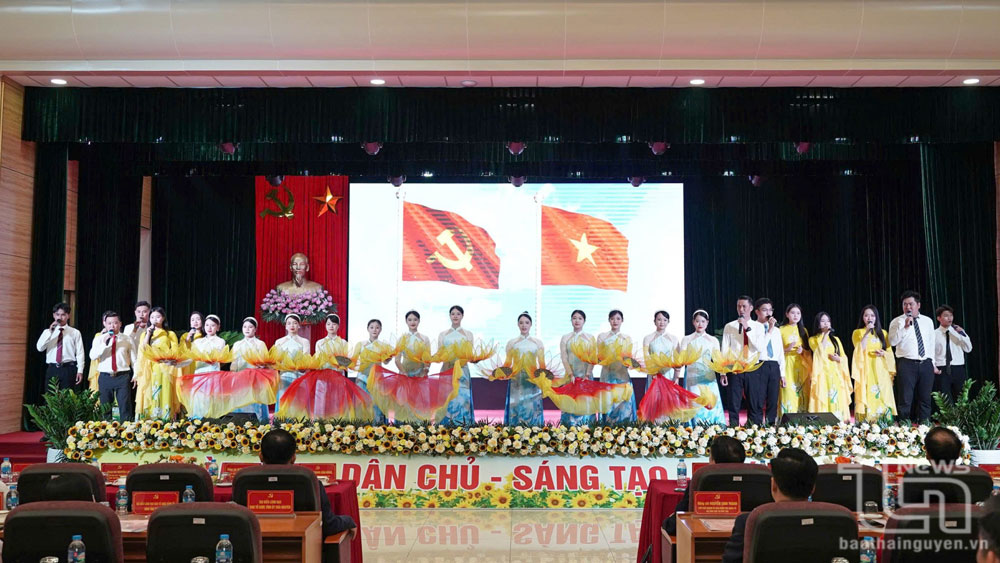 Tiết mục văn nghệ chào mừng Đại hội đại biểu Đảng bộ Đại học Thái Nguyên nhiệm kỳ 2025-2030.