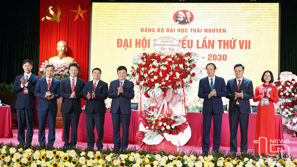 Đồng chí Phạm Ngọc Thưởng, Phó Bí thư Thường trực Đảng ủy, Thứ trưởng Bộ Giáo dục và Đào tạo chúc mừng Đại hội.