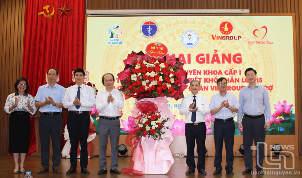 Đại diện Cục Khoa học công nghệ và Đào tạo (Bộ Y tế) chúc mừng Trường Đại học Y - Dược (Đại học Thái Nguyên) và các học viên tham gia khóa đào tạo.