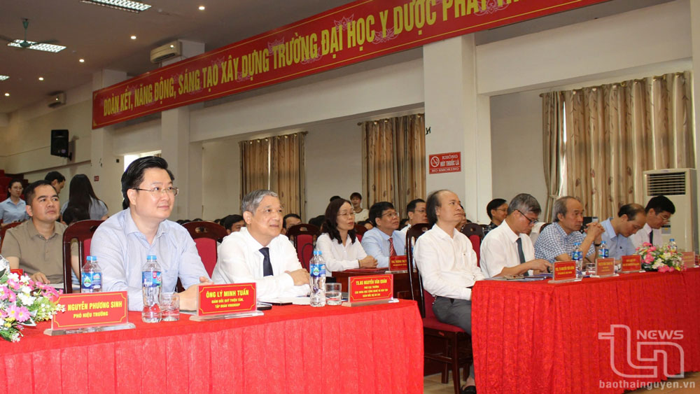 Các đại biểu dự Lễ khai giảng khóa đào tạo chuyên khoa cấp I tại Trường Đại học Y - Dược (Đại học Thái Nguyên).