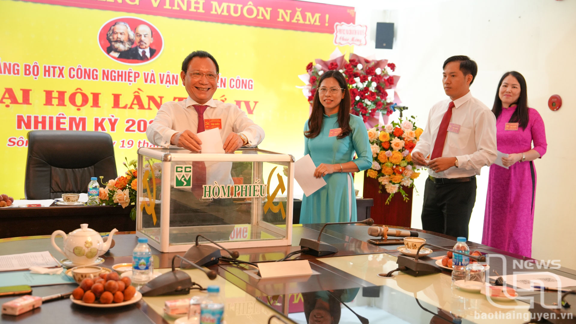 Đại biểu bỏ phiếu bầu Ban Chấp hành Đảng bộ Hợp tác xã Công nghiệp và Vận tải Chiến Công nhiệm kỳ 2025-2030.