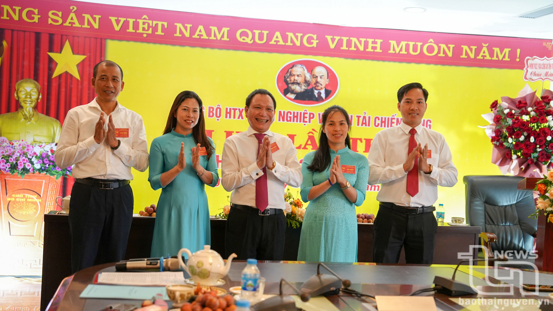 Ban Chấp hành Đảng bộ ra mắt Đại hội.