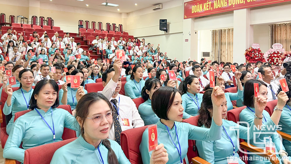 Các đại biểu biểu quyết thông qua các nội dung tại Đại hội.