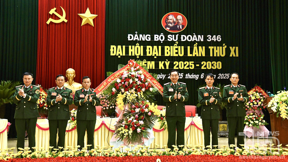 Thiếu tướng Trương Mạnh Dũng, Tư lệnh Quân khu 1, chúc mừng Đại hội.