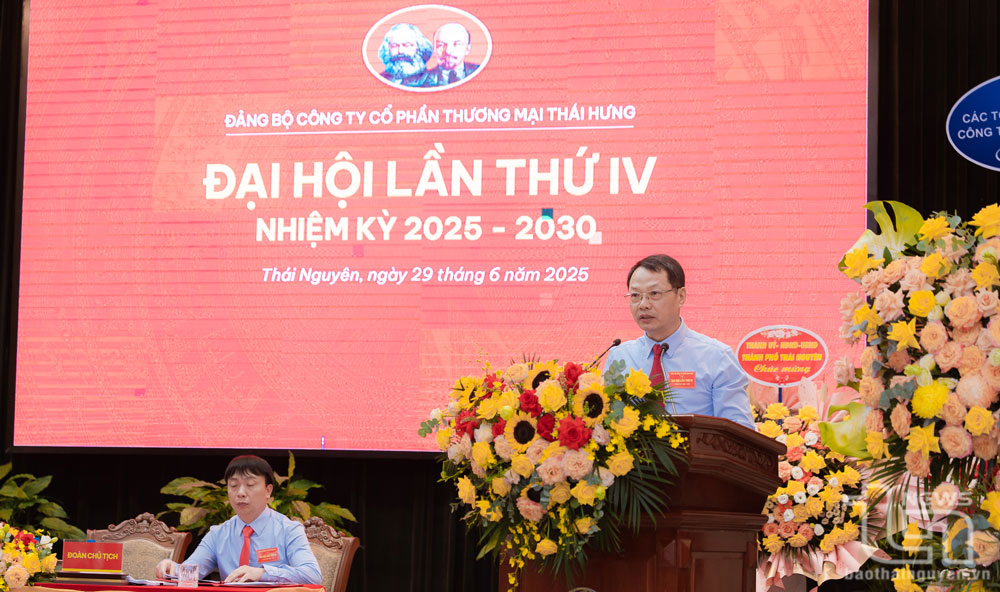 Đồng chí Lê Hồng Khuê, Bí thư Đảng ủy, Thành viên Hội đồng Quản trị, Phó Tổng Giám đốc Công ty đọc diễn văn khai mạc Đại hội.