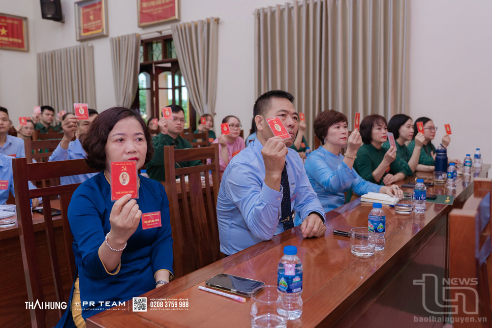 Đại biểu biểu quyết tại Đại hội.