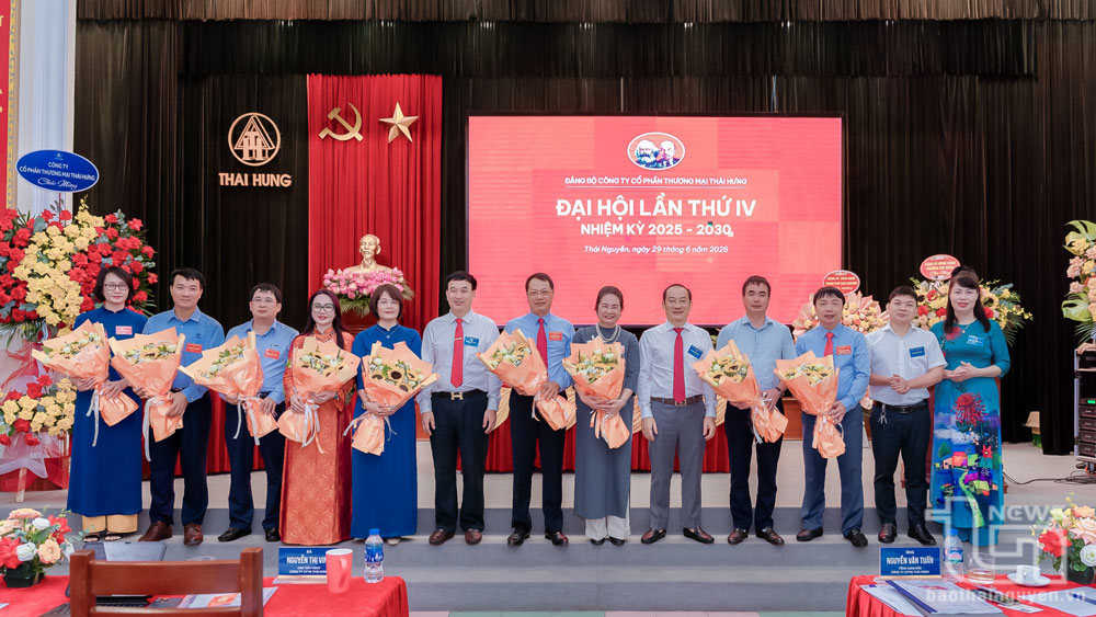 Ban Chấp hành khóa mới ra mắt Đại hội.