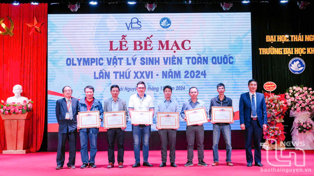 PGS.TS Nguyễn Văn Đăng, Hiệu trưởng Trường Đại học Khoa học cùng Ban Tổ chức trao giải tại Olympic Vật lý toàn quốc năm 2024 (sự kiện do Trường đăng cai tổ chức).